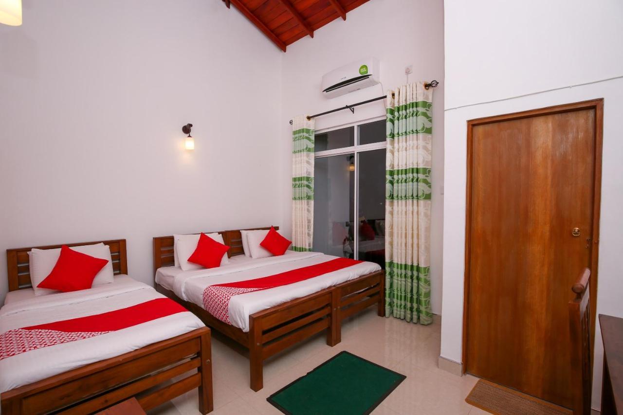 Oyo 438 Sarala Residence Hotel Канді Екстер'єр фото