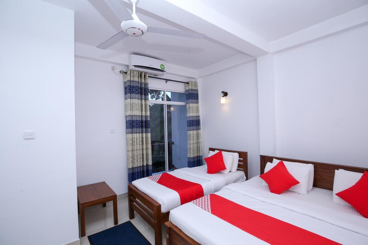 Oyo 438 Sarala Residence Hotel Канді Екстер'єр фото