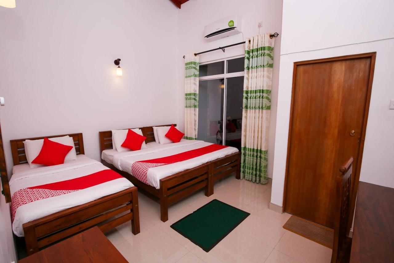 Oyo 438 Sarala Residence Hotel Канді Екстер'єр фото