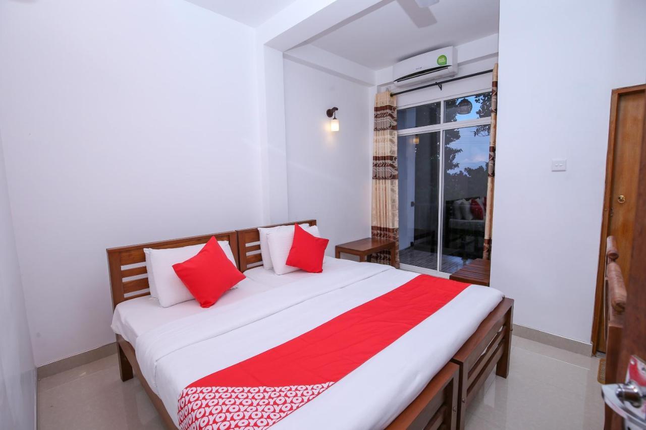 Oyo 438 Sarala Residence Hotel Канді Екстер'єр фото