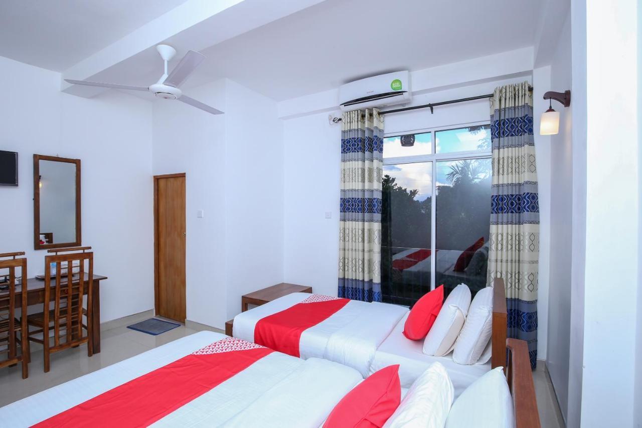 Oyo 438 Sarala Residence Hotel Канді Екстер'єр фото