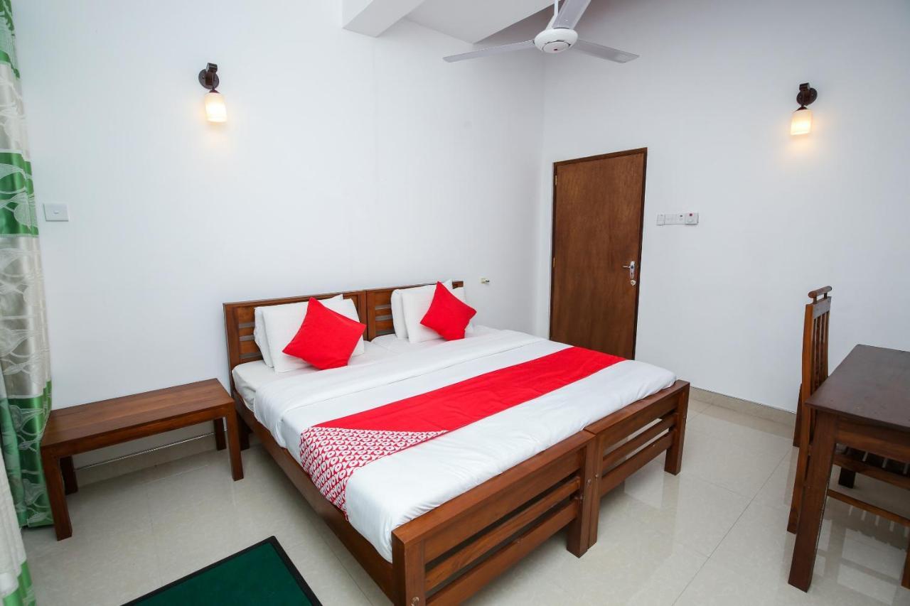 Oyo 438 Sarala Residence Hotel Канді Екстер'єр фото