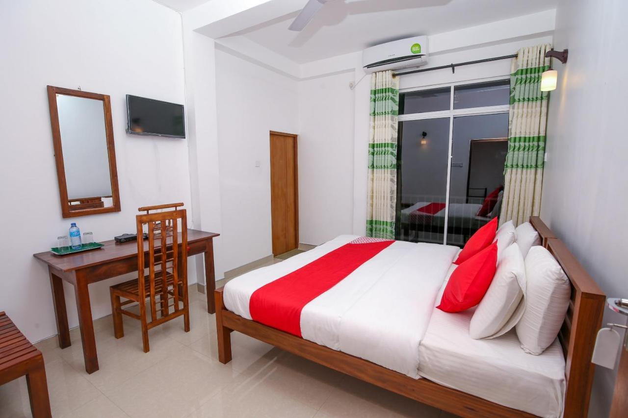 Oyo 438 Sarala Residence Hotel Канді Екстер'єр фото