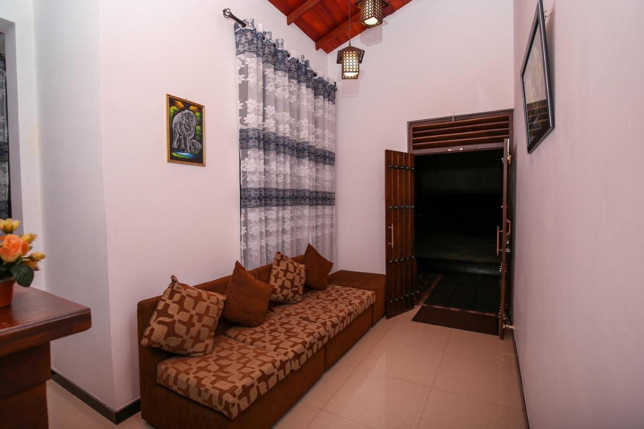 Oyo 438 Sarala Residence Hotel Канді Екстер'єр фото
