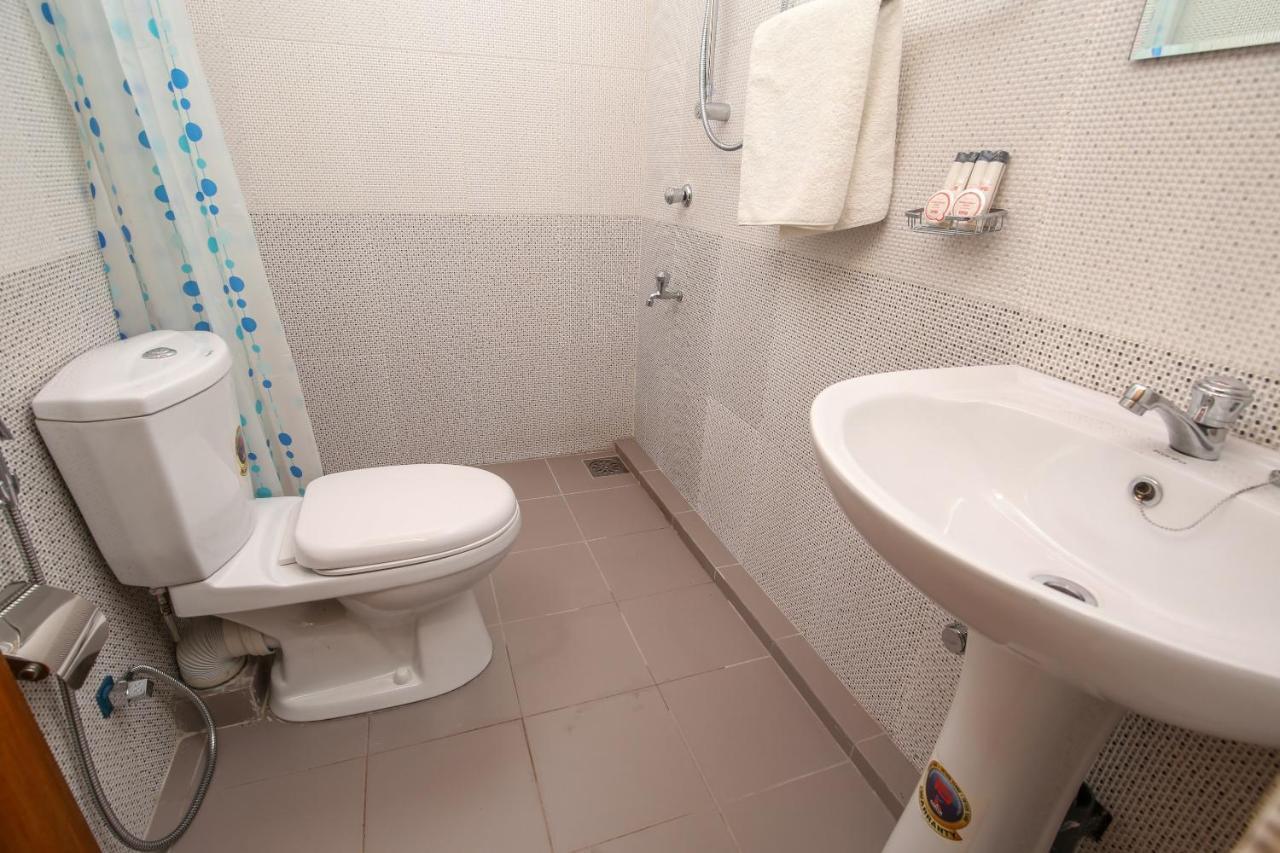 Oyo 438 Sarala Residence Hotel Канді Екстер'єр фото