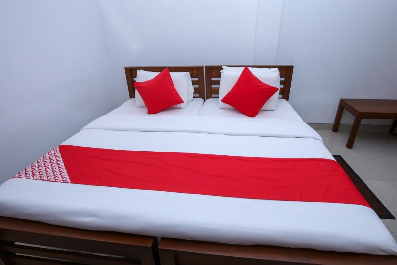 Oyo 438 Sarala Residence Hotel Канді Екстер'єр фото