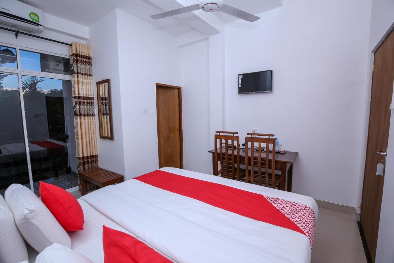 Oyo 438 Sarala Residence Hotel Канді Екстер'єр фото